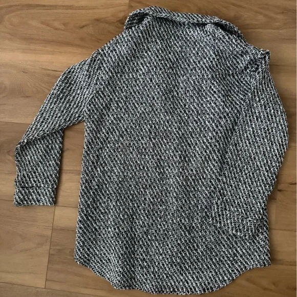 Black & White Textured Button-Up Shirt - Picture 3 of 3